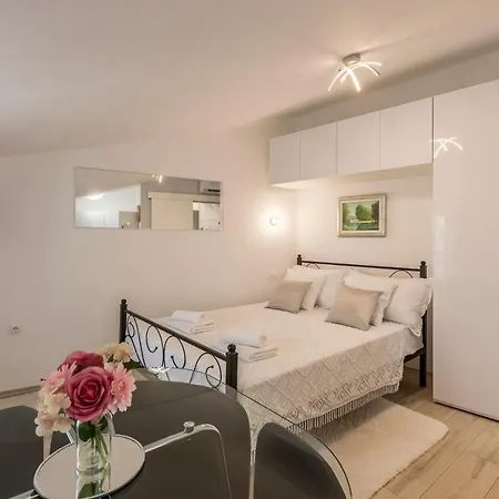 Studio Apartment Paradise Garden Split Exterior photo